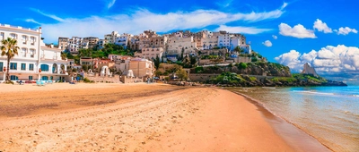 Strand von Sperlonga mit Blick auf die Altstadt - © Freesurf / Adobe.com