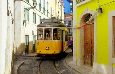 Straßenbahn in der Alfama - Cornelia Hempel