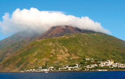 Stromboli mit seiner allgegenwärtigen Rauchsäule - Timm Küster