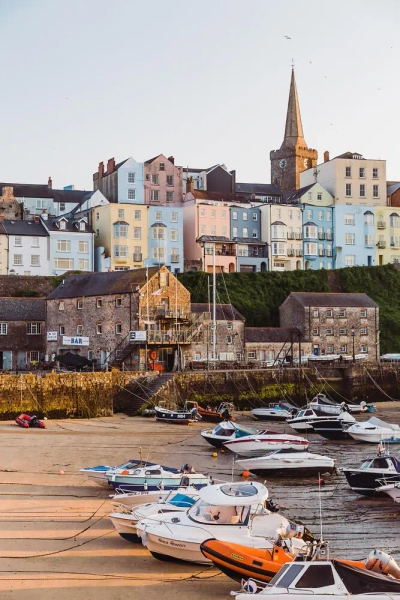 Tenby mit seinem Hafen - - © Hawlfraint y Goron / © Crown copyright (2025) Cymru Wales