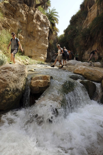 Trekking-Gruppe überquert das Flussbett - Christiane Flechtner