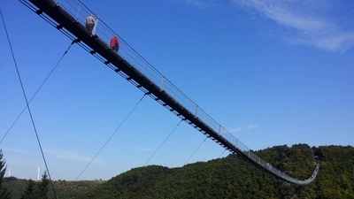 Überquerung der Hängeseilbrücke - Karin Hünerfauth-Brixius - © Rheinland-Pfalz Tourismus