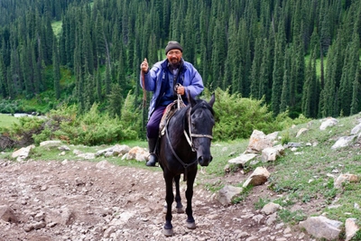 Ein kirgisischer Reiter am Song Kul See 