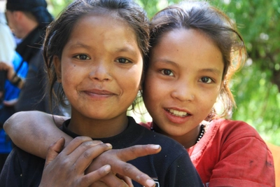 lächelnde Nepali-Mädchen