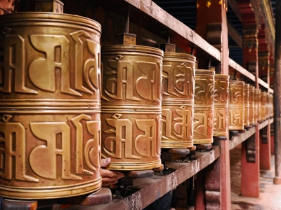 Heilige Gebetsmühlen in einem Klosterhof in Lhasa, Tibet