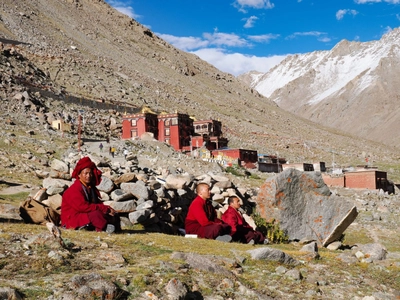 Mönche an einem Kloster entlang der Kailash-Kora, Westtibet