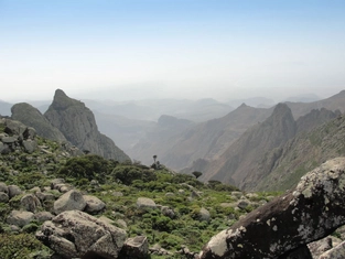 Trekking zum Gipfel Skand und hinab nach Ta’ohur