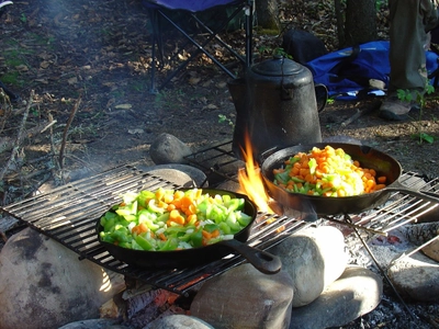 Mahlzeit am offenen Feuer zubereitet