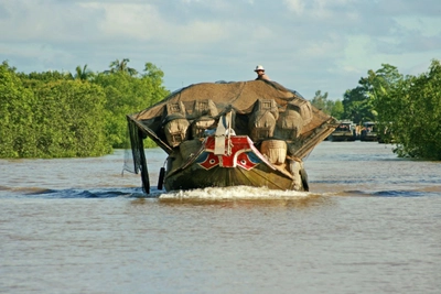 Voll beladen über den Mekong
