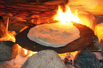 Fladenbrot über offenem Feuer