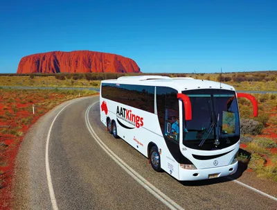 AAT Kings Busfahrt entlang des Uluru (Ayers Rock)
