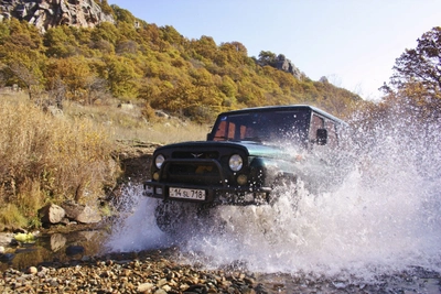 UAZ bei Flussdurchfahrt