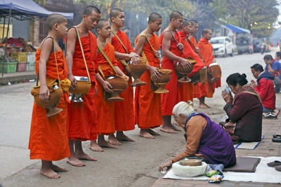 Mönche beim Almosengang am Morgen in Luang Prabang