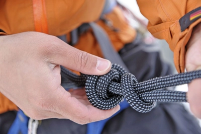Die Bergsteiger machen Ihre Ausrüstung bereit