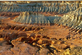 Prächtiges Farbspiel im Yangikala-Canyon