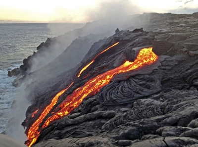 Lavafluss ins Meer