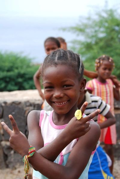 Fröhliche Kindergesichter in den Kapverden – Lebensfreude pur