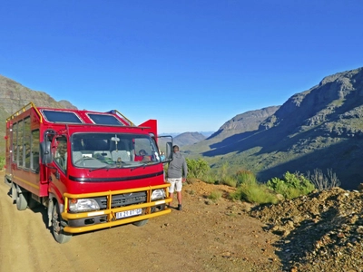 Safaritruck in den Bergen