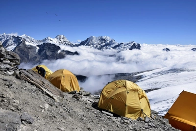 Hochlager mit Panoramablick