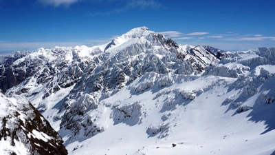 Herrlicher Ausblick über den verschneiten Hohen Atlas.