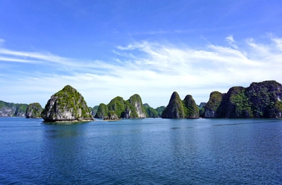 In der malerischen Halong-Bucht