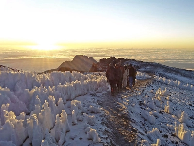 Bizarre Eisformationen auf dem letzten Stück zum Gipfel