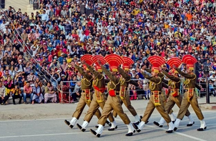 Zugfahrt nach Amritsar (234 m) und Zeremonie am Grenzübergang Wagah
