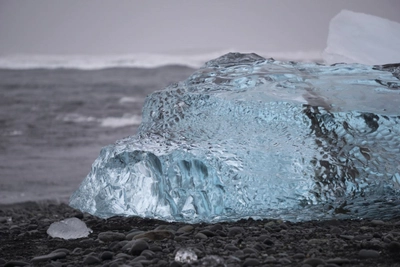 „Gläserner“ Eisberg am Strand