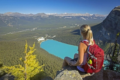 Wanderin blickt vom Little Beehive auf den Lake Louise