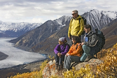 Wanderer am Kaskawalsh Glacier, Kluane NP, Yukon