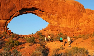 Wanderer vor den Windows, Arches-Nationalpark, Utah