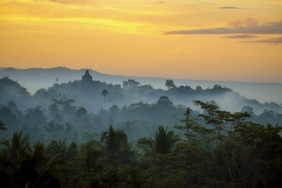 Borobudur auf Java im Sonnenaufgang