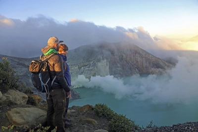 Blick in den Krater des Ijen-Vulkans