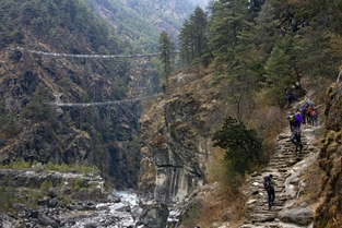 Phakding (2610 m) – Namche Bazar (3440 m)