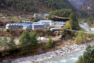 Flug nach Lukla (2840 m) und Trekking nach Phakding (2610 m)