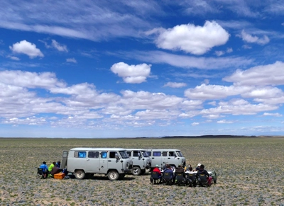 Rast in der unendlichen Weite in der Westmongolei