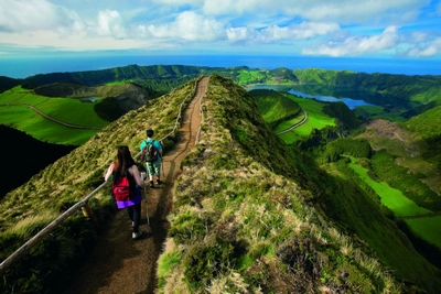 Wanderer auf dem Kammweg, Sete Cidades-Trail, Insel Sao Miguel