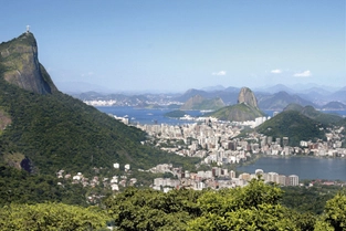 Corcovado: eine Stadt liegt Cristo Redentor zu Füßen