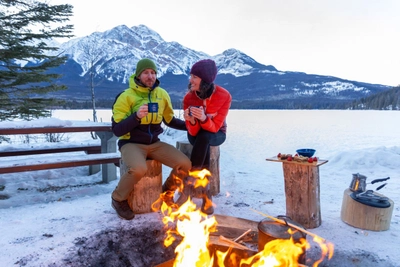 Aufwärmen am Lagerfeuer, Pyramid Lake, Jasper-Nationalpark