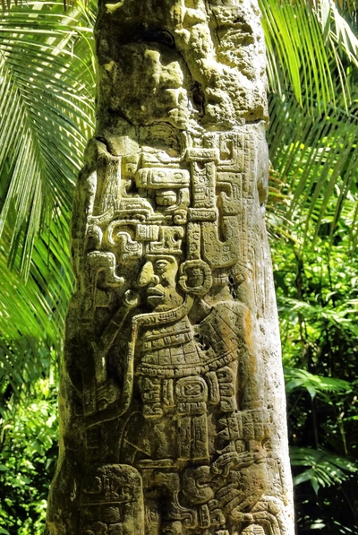Eindrucksvolle Maya-Stele in Sayaxche im Urwald von Petén