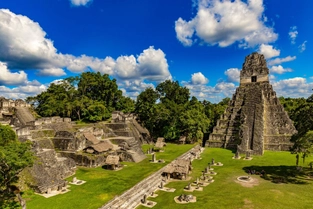 Flug nach Flores und Besuch von Tikal