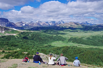 Familie bei einer Wanderpause in Sunshine Meadows