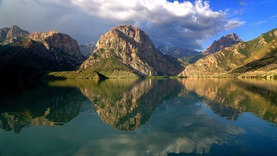 Morgenstimmung am Iskanderkul im Fangebirge