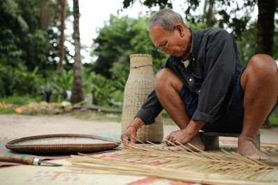 Flechten von Körben und Schalen am Phnom Kulen nahe Angkor
