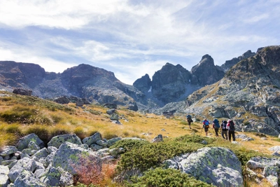 Gruppe Rucksacktouristen beim Wandern im Rila-Gebirge