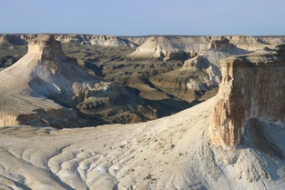 Ustjurt-Plateau mit Bozzhira-Tal und Salzsee Sor Tuzbair