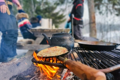 Gemütlich – Mittagessen am Lagerfeuer
