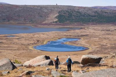 Wanderer auf dem Weg zum Blauen See