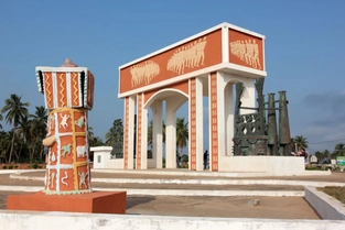 Street Art in Cotonou – Königsstadt Abomey (UNESCO) – Egungun-Zeremonie