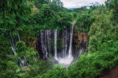 Panorama des Tumpak-Sewu-Wasserfalls und des Semeru-Vulkans